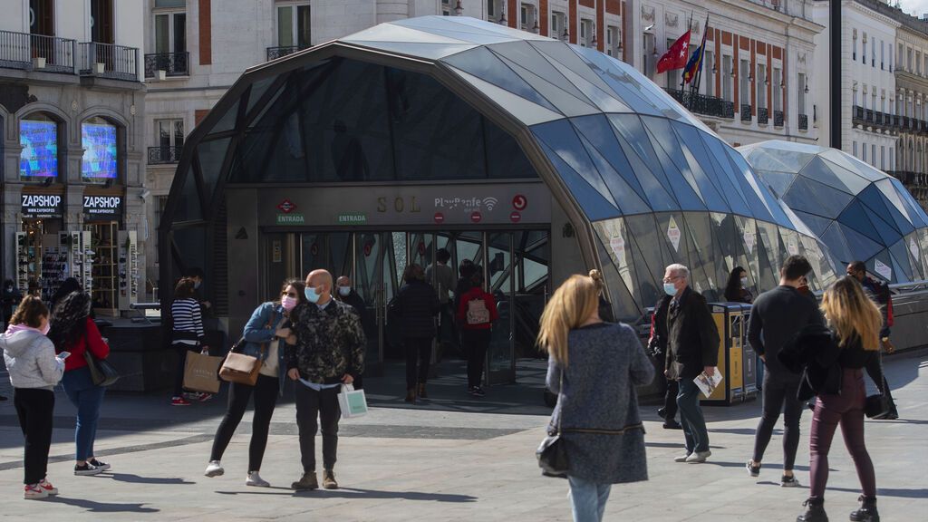 EuropaPress_3602513_transeuntes_caminan_cerca_estacion_metro_sol_puerta_sol_madrid_espana_12