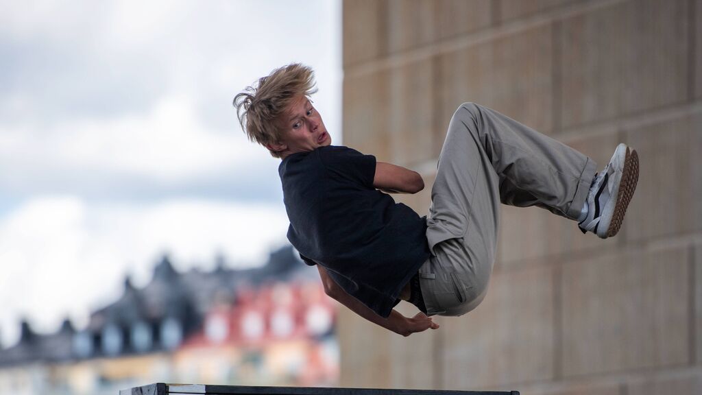 Piruetas, saltos y adrenalina: así es el deporte que combina el 'pilla-pilla' con el parkour que disfrutarás con tu hijo