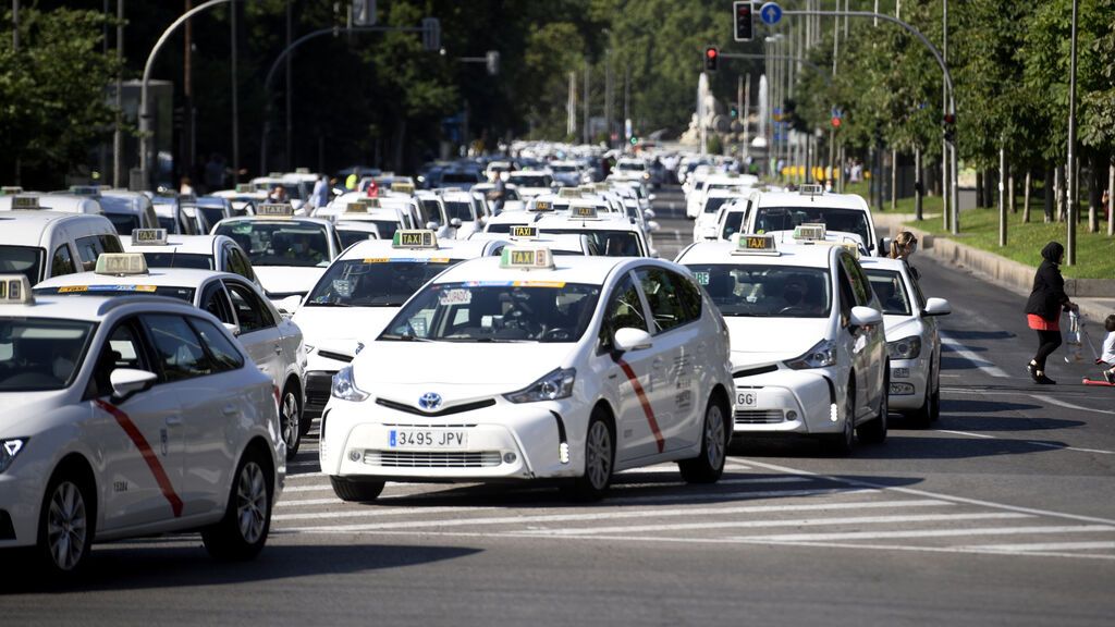 Isabel Díaz Ayuso pretende liberalizar los horarios del taxi y obligar a los conductores VTC a examinarse