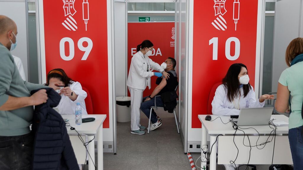 La incidencia del coronavirus en España baja casi 200 puntos y cae a 2.879, pero se notifican 259 muertes más