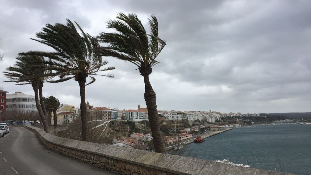 El fuerte viento deja incomunicada a Menorca: aviso naranja por olas de 14 metros en el Mediterráneo