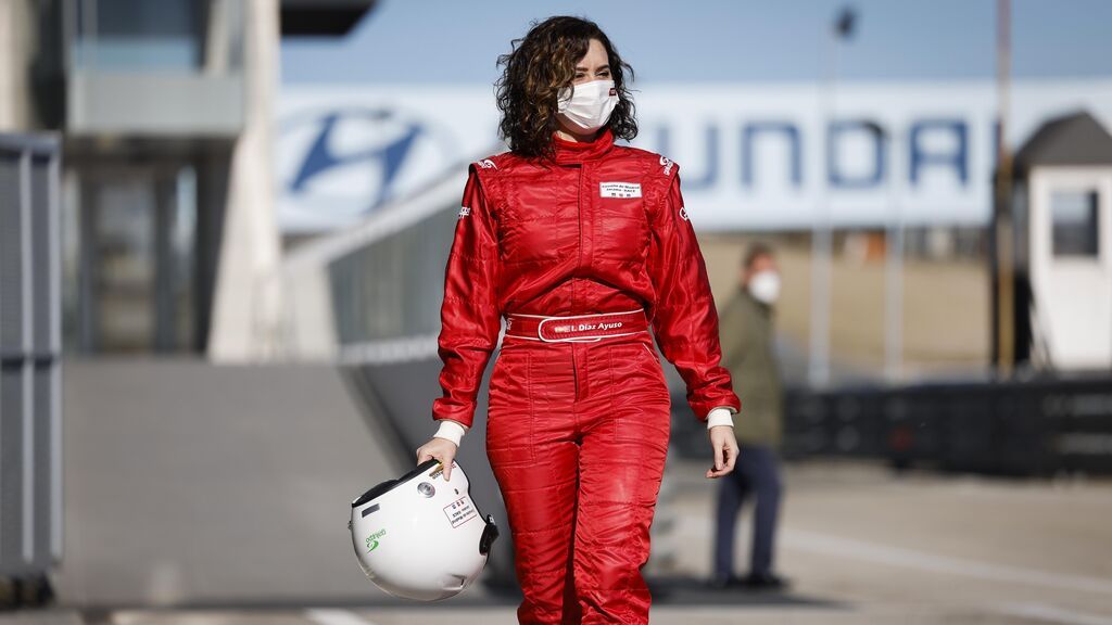 Isabel Díaz Ayuso se convierte en piloto de pruebas por un día en el Circuito de Madrid Jarama