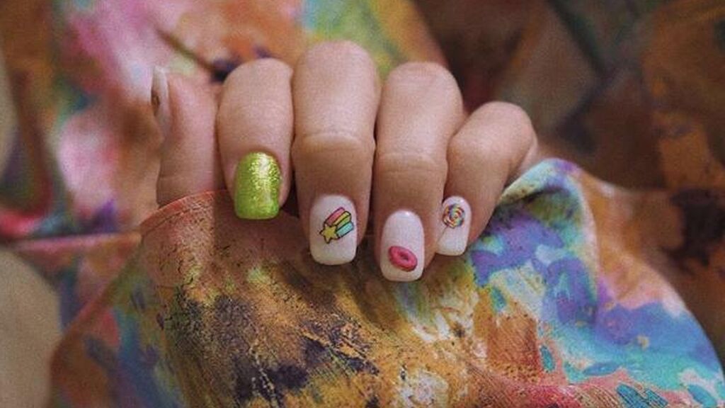 Pegatinas para uñas: cómo colocarlas para crear el nail art tendencia en  casa