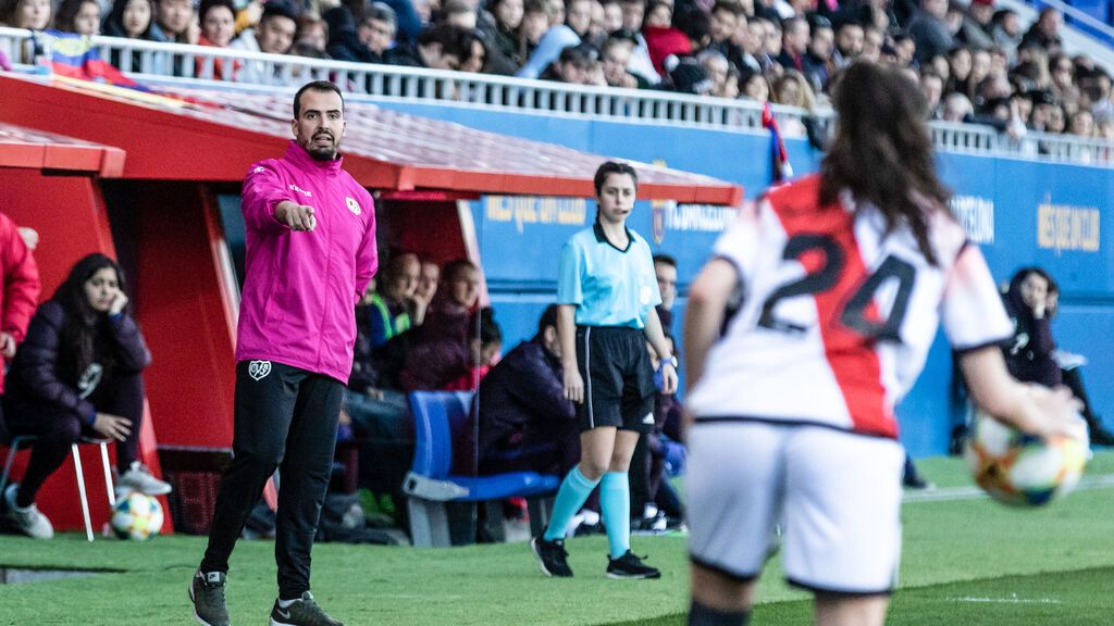 EuropaPress_2598732_carlos_santiso_head_coach_of_rayo_vallecano_during_the_liga_iberdrola_match