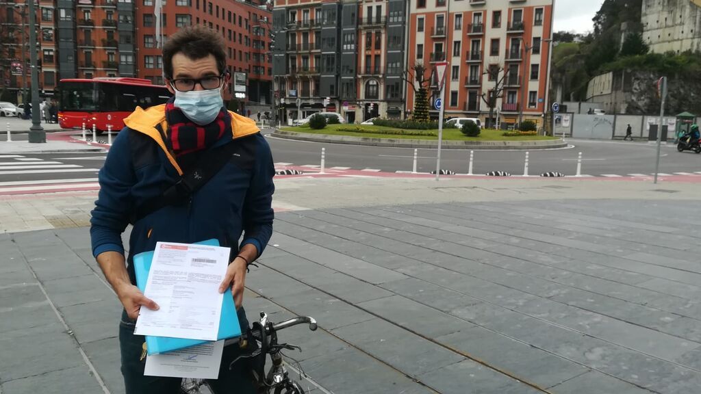 Carlos Mazón muestra a NIUS la denuncia de la Polícia Municipal.