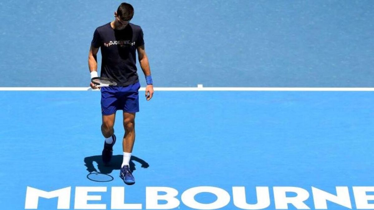 Federer y Djokovic felicitan a Nadal por su triunfo en Australia, pero cada uno a su manera