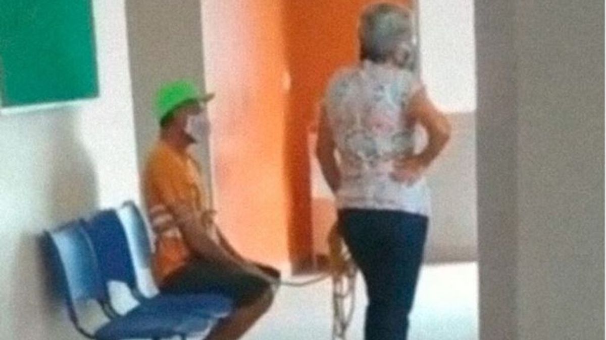 Una mujer lleva a su marido atado a un centro de vacunación contra el covid en Brasil