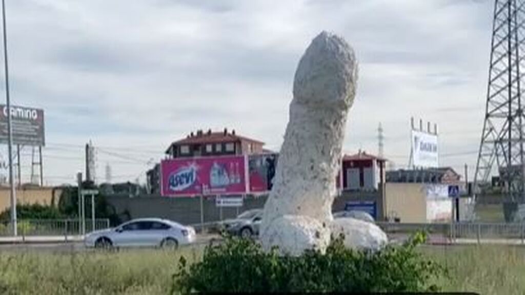 Pene gigante de cemento blanco instalado en una rotonda cercana al hospital de León.