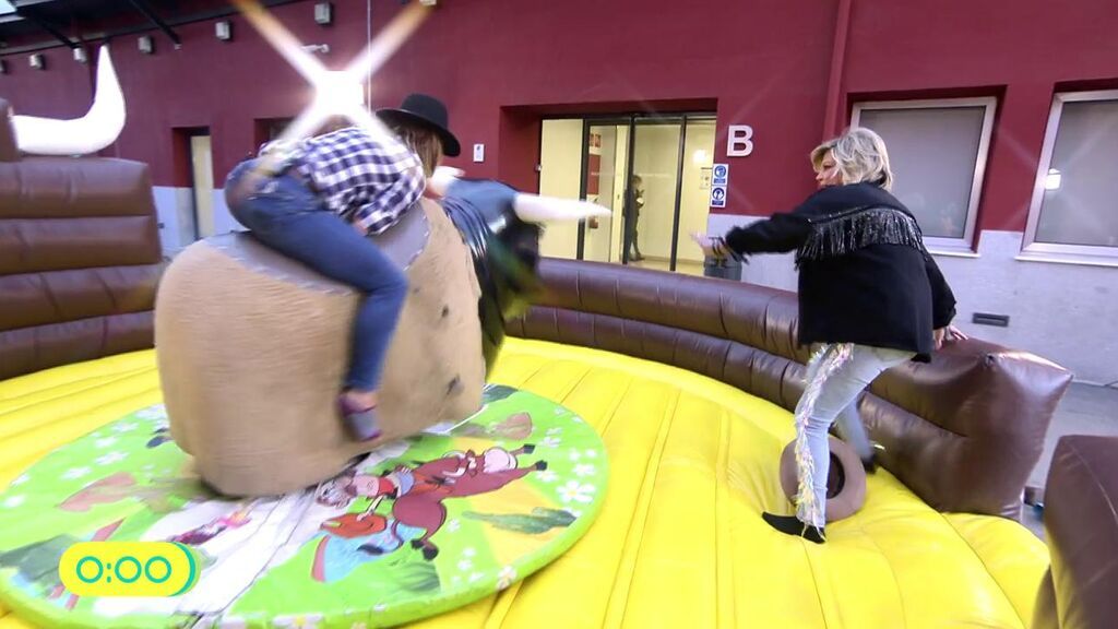 Al estilo 'Pasión de Gavilanes': María Patiño pide ayuda a Terelu Campos en el toro mecánico