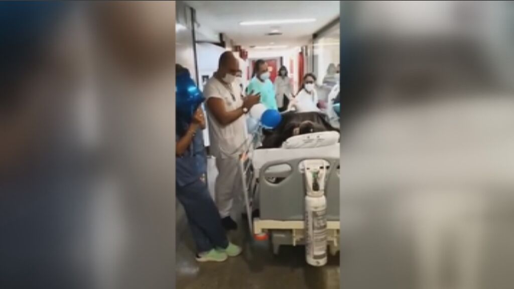 Iván, el enfermero que canta a los pacientes en el Hospital Virgen del Rocío