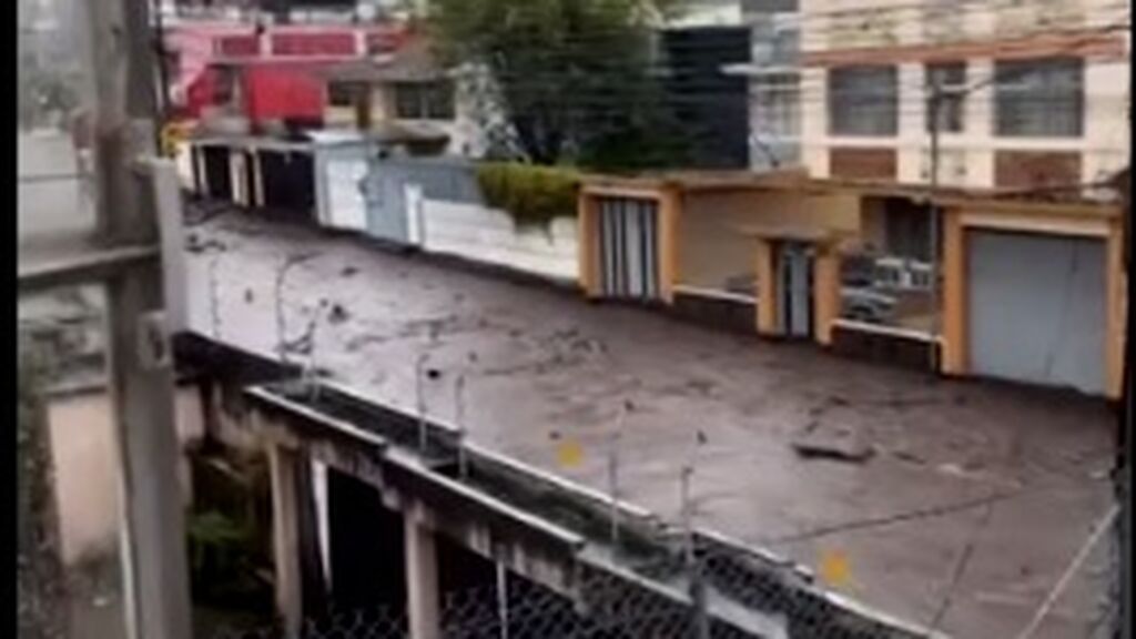 El lodo arrastra a un hombre en Quito tras las lluvias torrenciales