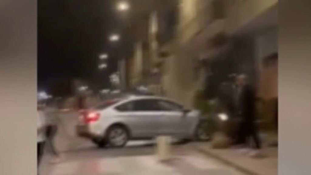 Atropella a un grupo de personas a las puertas de un bar en Almería y se da a la fuga
