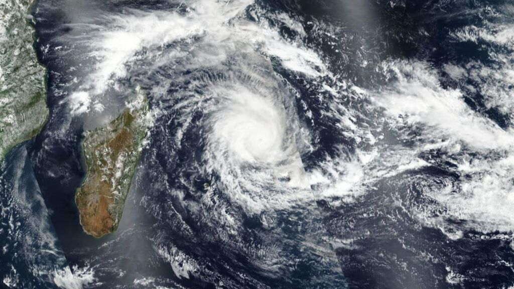 El ciclón tropical Batsirai amenaza Mauricio y La Reunión, y podría devastar por completo Madagascar