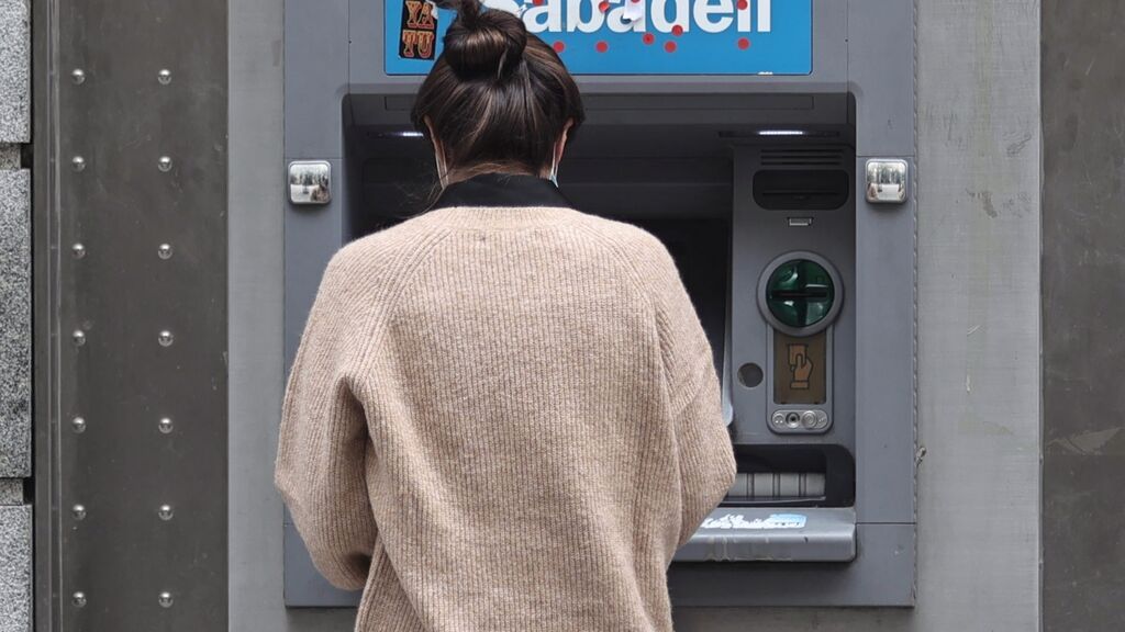 Una jubilada de Valencia pide ayuda al ministro Garzón para que medie entre los mayores y los bancos