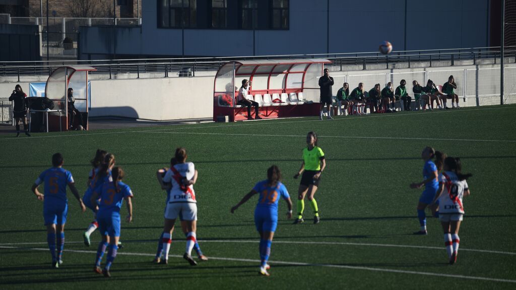 La grada del Rayo Vallecano Femenino, contra el entrenador Carlos Santiso por "machista"