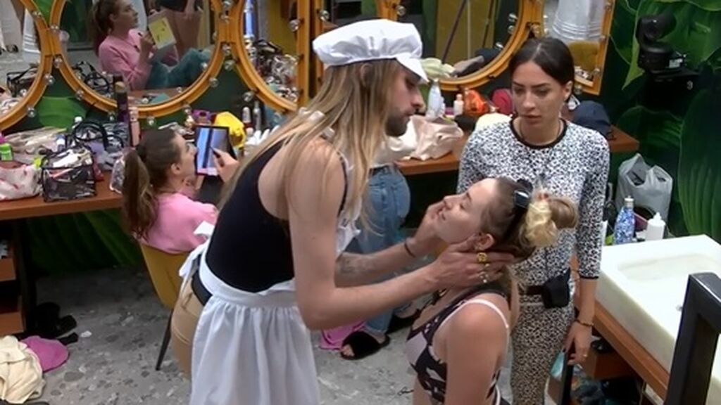 Carlos exfolia a Cora