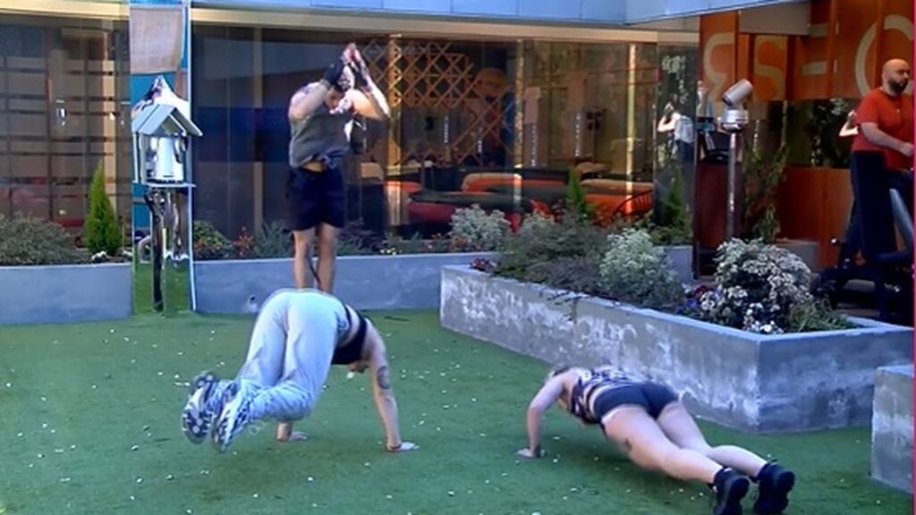 Los chicos hacen deporte