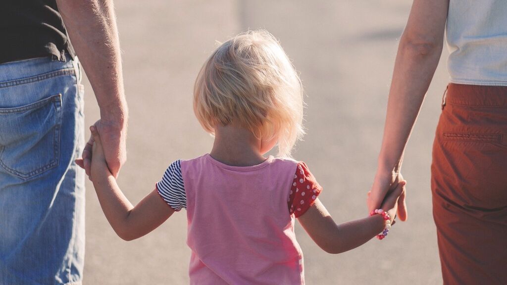 Casi la mitad de los niños en España tienen padres no casados