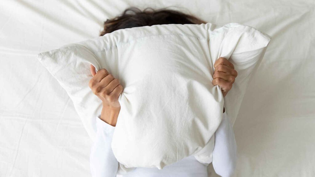 Para blanquear las almohadas podrás utilizar un poco de agua oxigenada.