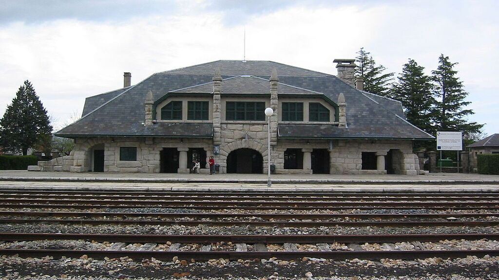 1200px-Estación_de_tren_de_Puebla_de_Sanabria