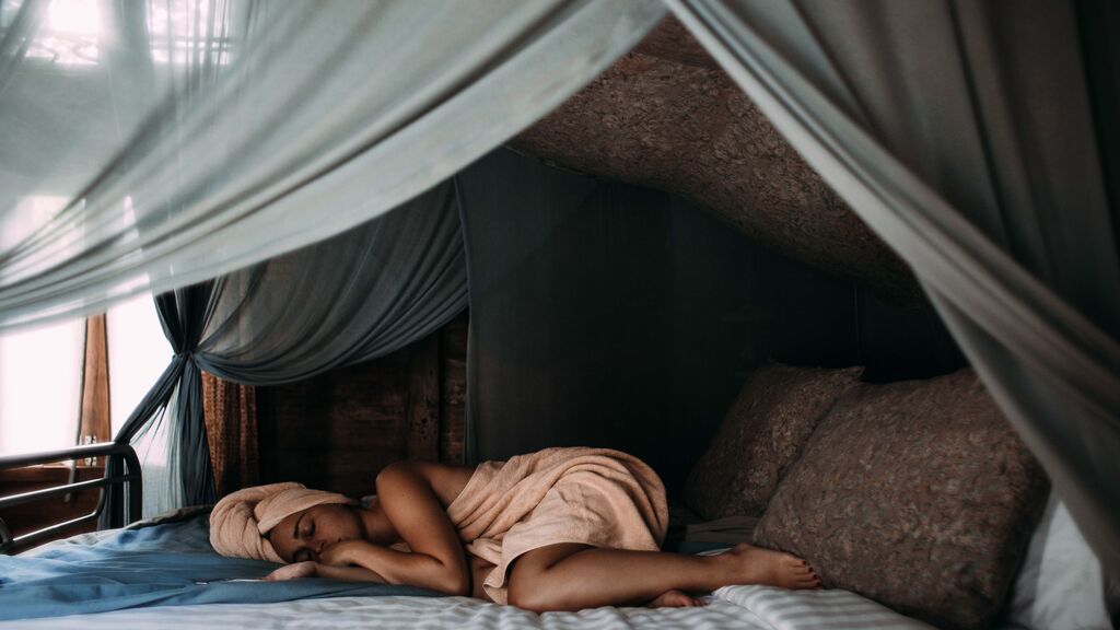 Por qué es malo dormir con el cabello mojado