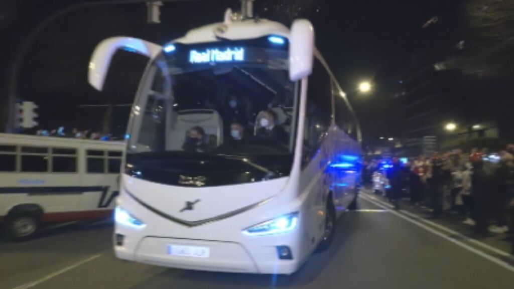 El autobús del Real Madrid recibe botellazos al llegar a San Mamés