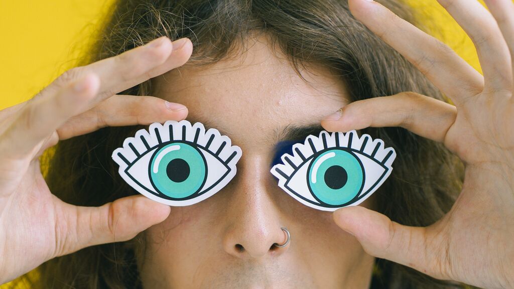 ¿Por qué vemos más oscuro con un ojo que con el otro?