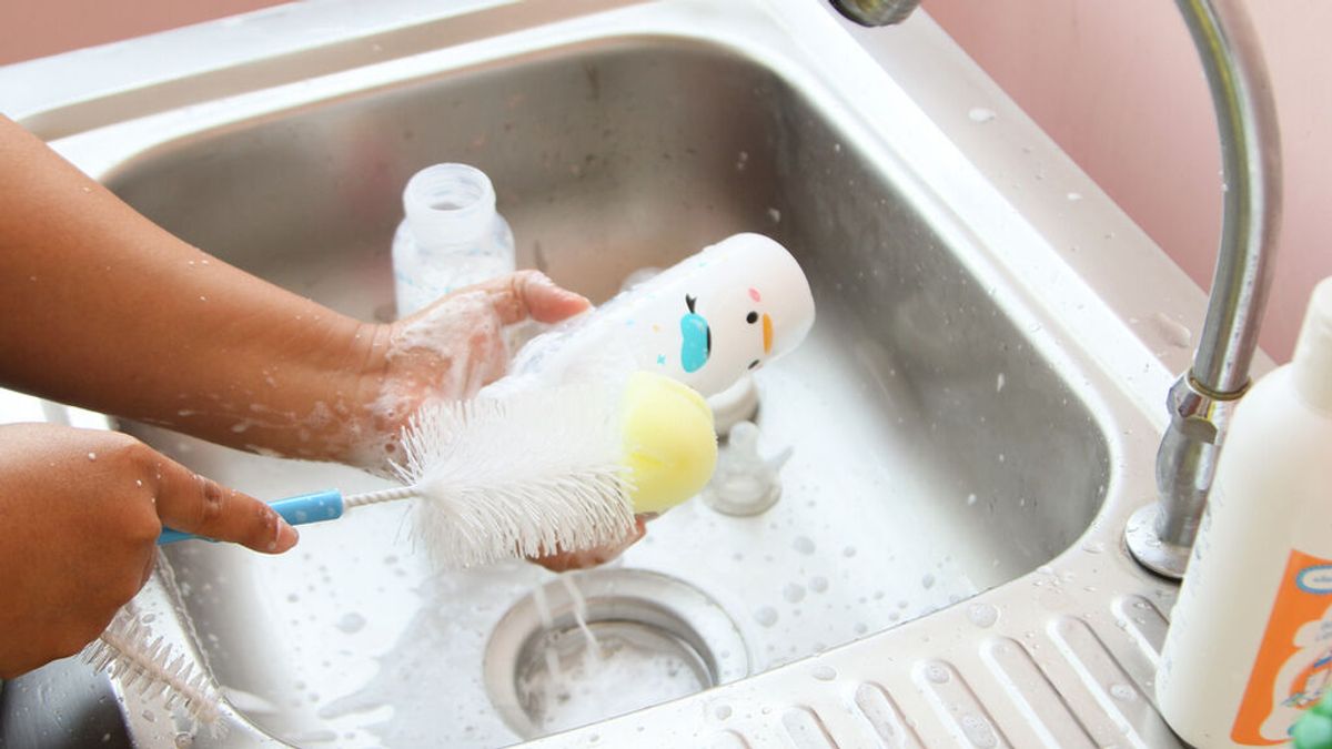 Esta es la forma en la que deberás lavar correctamente los biberones de tus hijos: del agua y el jabón al uso del lavavajillas.