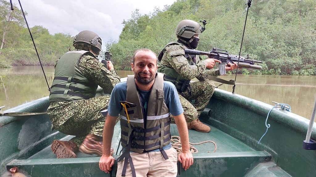 Javier Romero, con una patrulla de la Armada en Colombia durante la grabación del documental Operación Marea Negra, la travesía suicida, de Amazon Prime Video