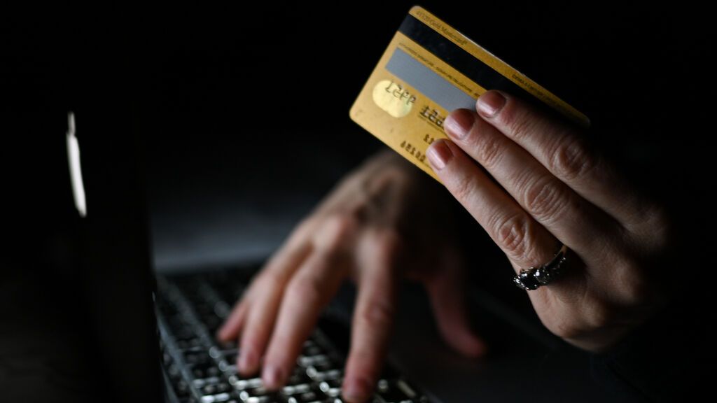 Mujer comprando con tarjeta