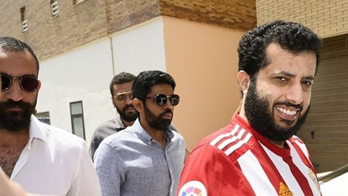 El jeque del Almería lanza una dura advertencia a sus jugadores: "Controlo toda la vida nocturna de Almería y Málaga"