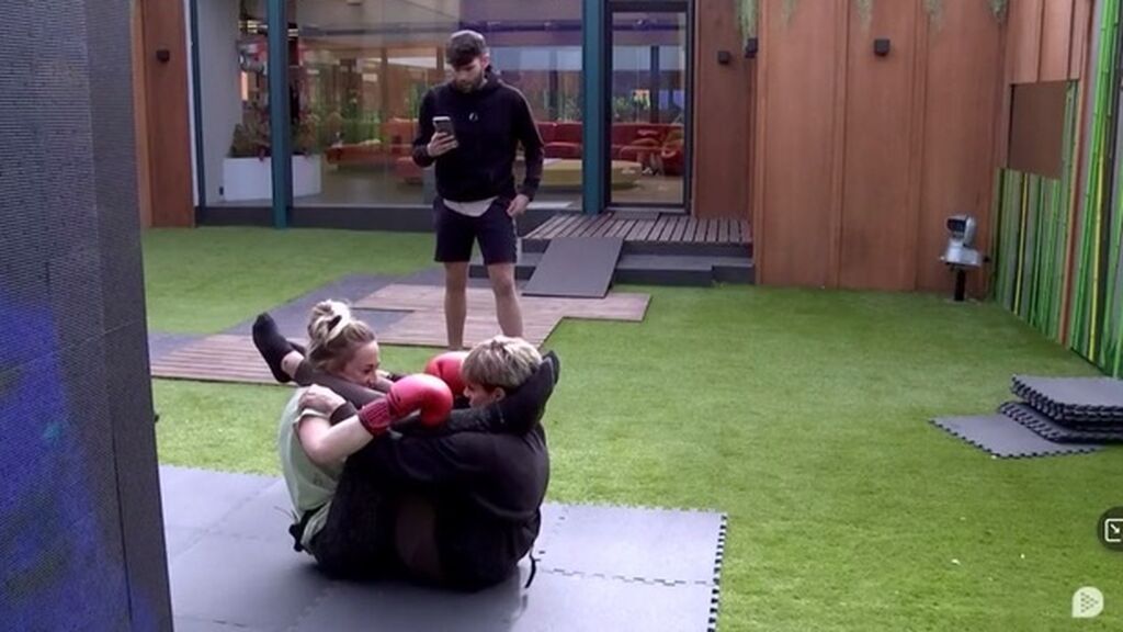 Brenda y Cora intentan el reto