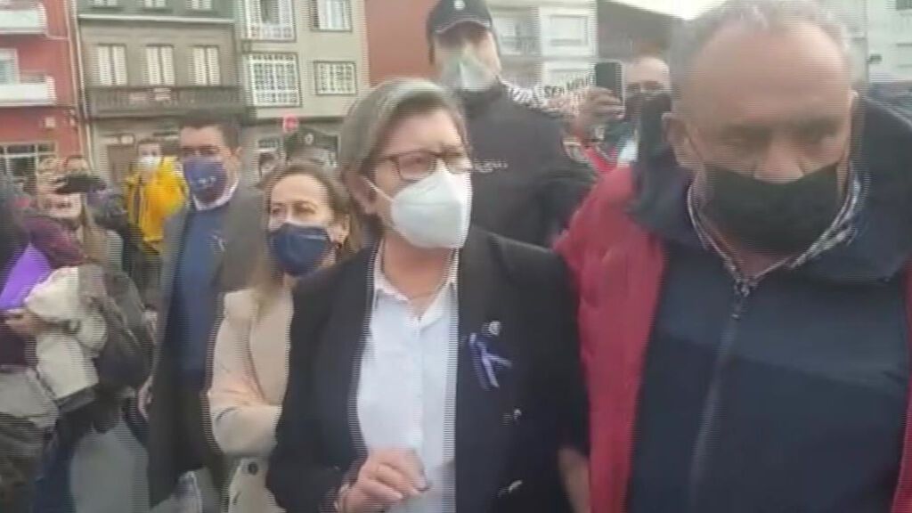 ‘Bateeiros’ increpan y acorralan a la conselleira do Mar en una visita a Vilagarcía de Arousa
