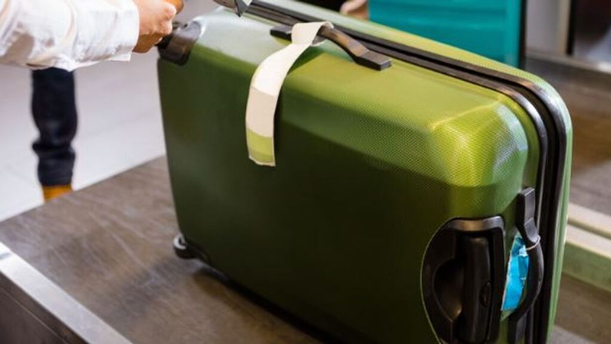 Un viajero llega al aeropuerto Barajas con dos maletas con un centenar de móviles