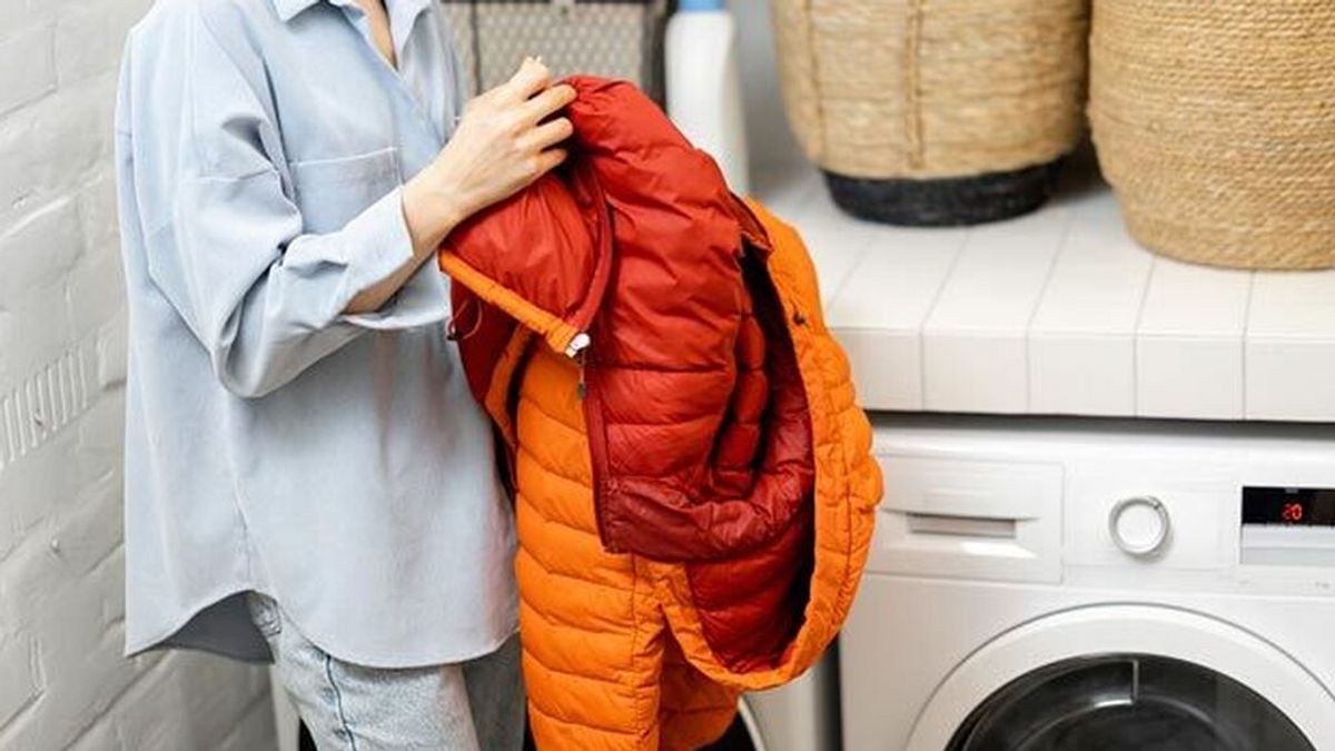 Estas son las claves para lavar una chaqueta de plumas sin estropearla: desde meter unas pelotas de tenis a la lavadora a secarlo al aire libre.