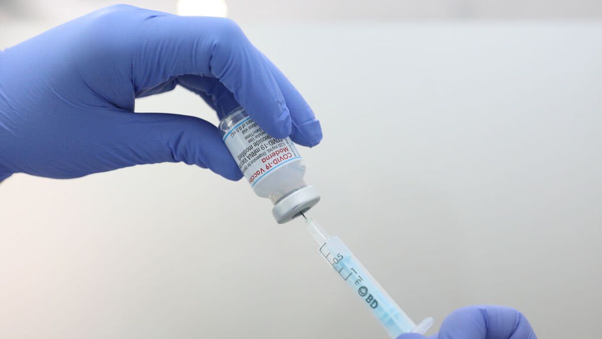 La vacuna diseñada contra ómicron no protege más que las vacunas originales, según un estudio preliminar