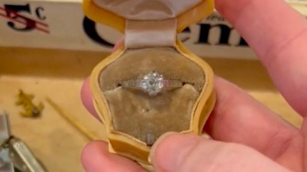 El anillo de compromiso que encontró el dueño de la casa de Marjorie Mae Ingram