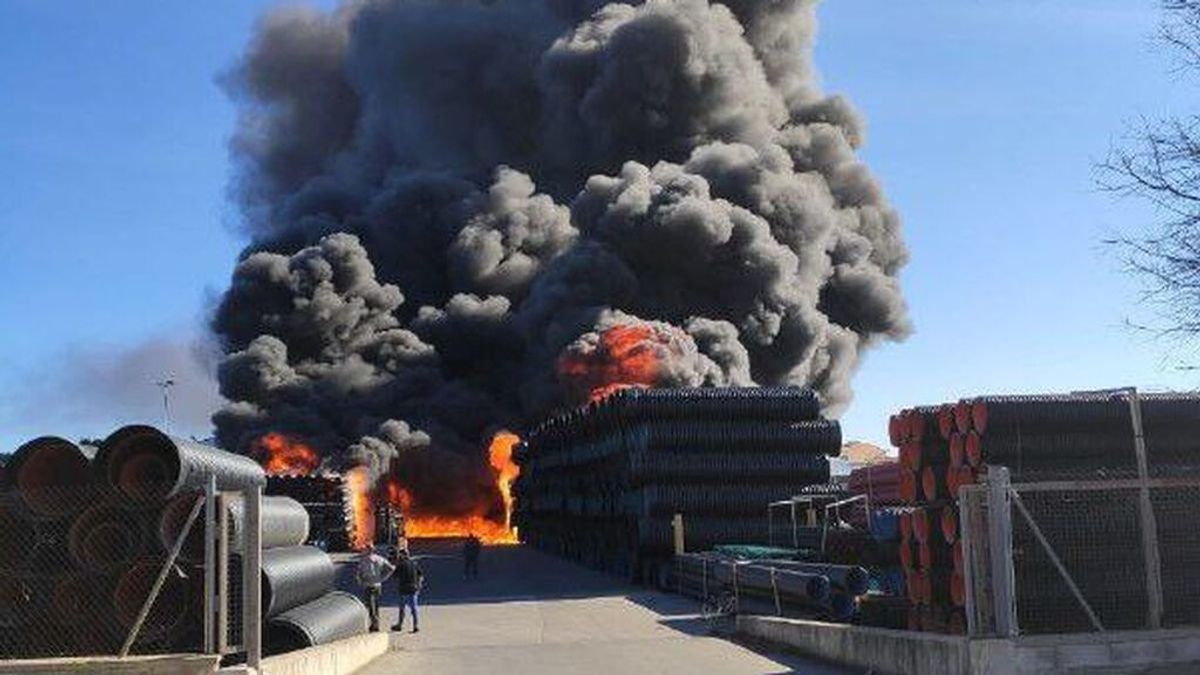 Recomiendan el confinamiento de Romanyà y Masllorenç por un incendio en una fábrica de tubos