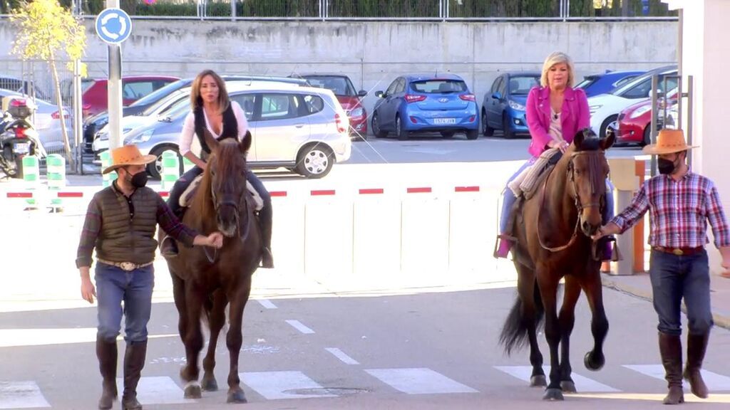 María Patiño y Terelu Campos llegan a plató a caballo y aterradas: "¡Me estoy muriendo de miedo!"