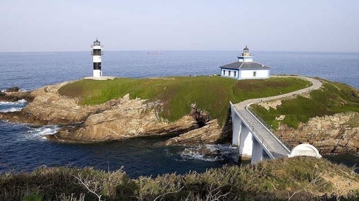 Localizan en buen estado a dos surfistas que fueron arrastrados desde Ribadeo hasta Castropol, en Asturias Localizan en buen estado a dos surfistas que fueron arrastrados desde Ribadeo hasta Castropol, en Asturias