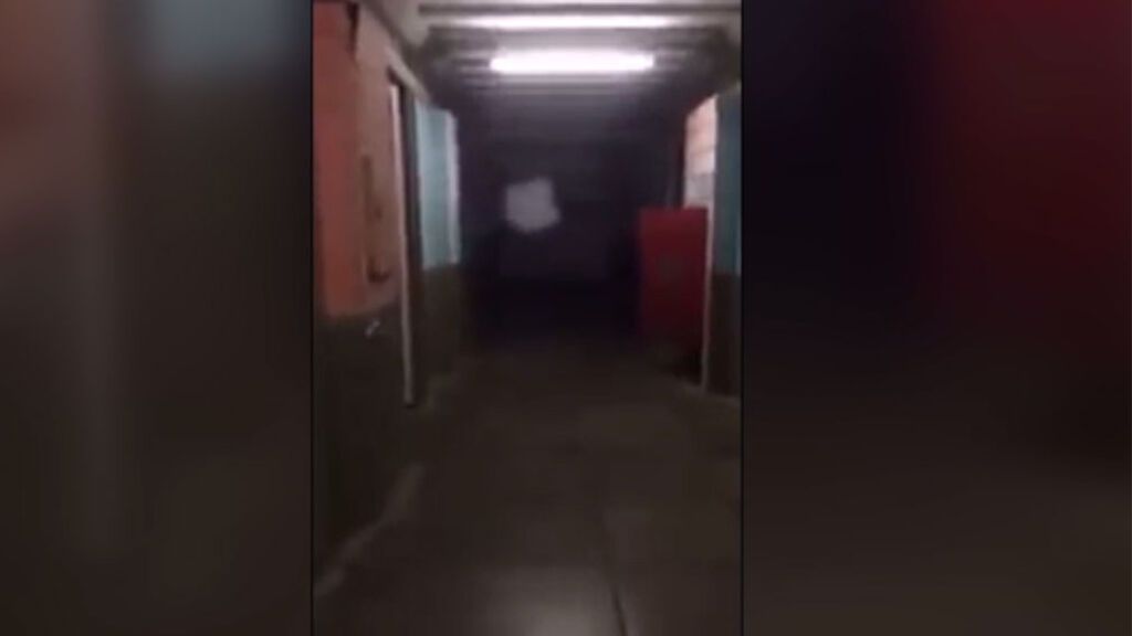 ¡Puertas que se abren y se cierran en una morgue!