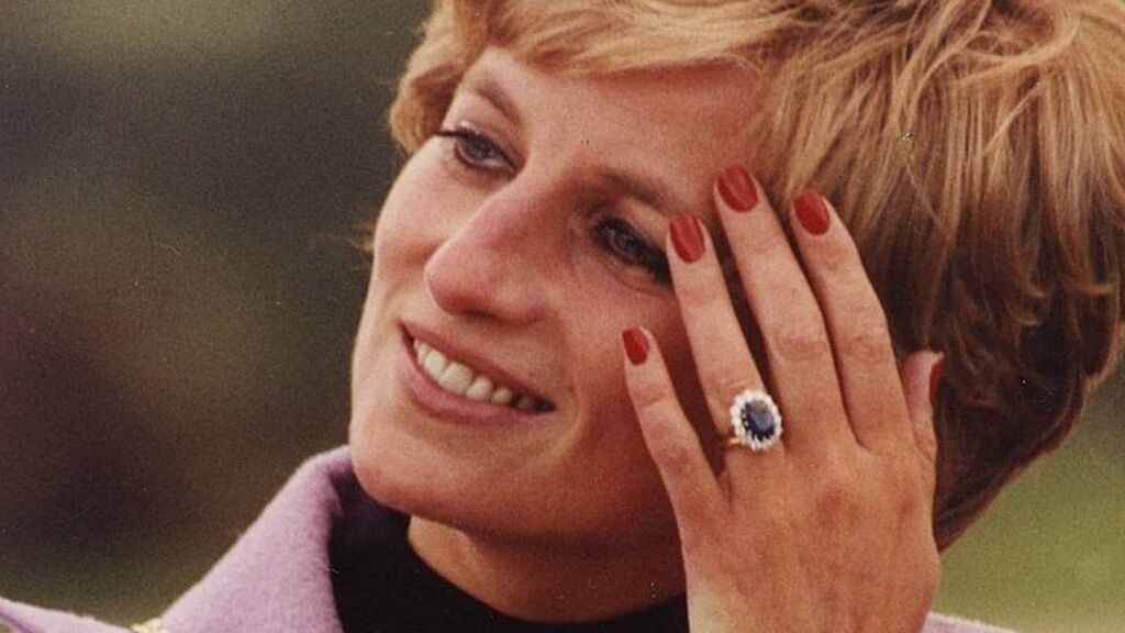 Cuando Diana falleció, el anillo se lo quedó Harry.