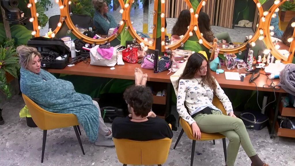 Carmen da la espalda a Alatzne