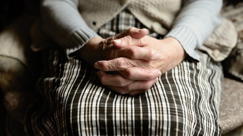 Un hombre viola repetidamente a la anciana a la que cuidaba, de 99 años, en Inglaterra