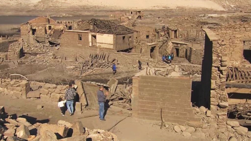 Aceredo, la aldea ourensana que emerge por la sequía y que se ha convertido en una atracción turística