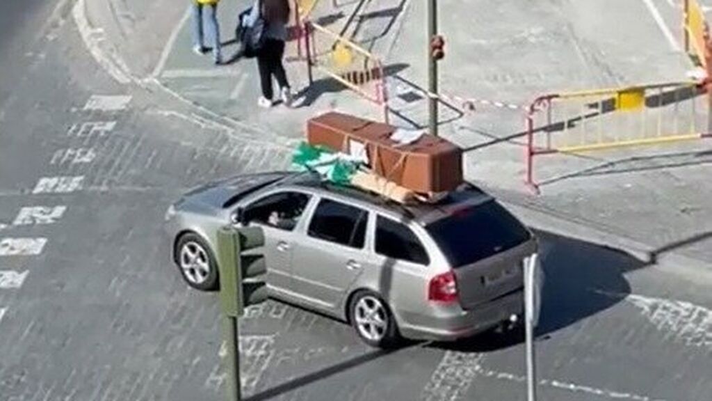 Un coche paseando un ataúd sobre el techo sorprende a los vecinos de Sevilla