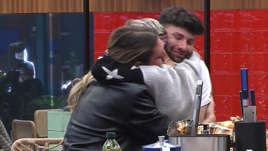 Brenda abraza a Colchero y Carlos