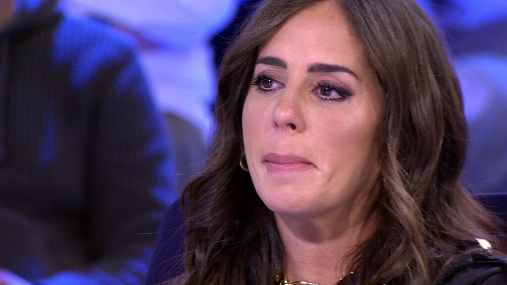 Anabel rompe a llorar ante los primeros titulares de la entrevista de Omar
