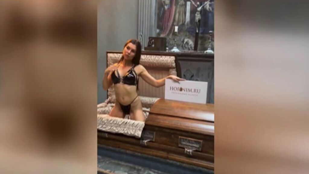 Polémica campaña de una funeraria: modelos en lencería posando sobre los ataudes
