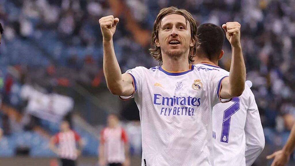 Luka Modric hace feliz a un pequeño aficionado